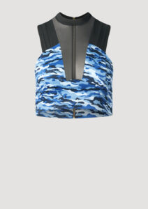 Triangle Camouflage Top mit gold Reißverschluss und Netzplastron von Designer Stefan Eckert. Erhältlich in Hamburg, London, New York, London und Paris. Camouflage top with gold zipper and mesh plastron by designer Stefan Eckert. Available in Hamburg, London, New York, London and Paris.