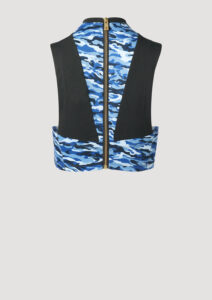 Camouflage Top mit gold Reißverschluss und Netzplastron von Designer Stefan Eckert. Erhältlich in Hamburg, London, New York, London und Paris. Camouflage top with gold zipper and mesh plastron by designer Stefan Eckert. Available in Hamburg, London, New York, London and Paris.