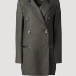 Bonnie Blazer, Doppelreihiger Blazer für Damen aus brauner feiner Wolle mit geflochtenem Lederkragen aus hochwertigem Lammleder von Designer Stefan Eckert. Erhältlich in Hamburg, London, New York, London und Paris. Double-breasted blazer for women made of brown fine wool with braided leather collar made of high quality lambskin by designer Stefan Eckert. Available in Hamburg, London, New York, London and Paris.