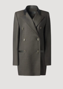 Bonnie Blazer, Doppelreihiger Blazer für Damen aus brauner feiner Wolle mit geflochtenem Lederkragen aus hochwertigem Lammleder von Designer Stefan Eckert. Erhältlich in Hamburg, London, New York, London und Paris. Double-breasted blazer for women made of brown fine wool with braided leather collar made of high quality lambskin by designer Stefan Eckert. Available in Hamburg, London, New York, London and Paris.