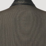 Doppelreihiger Blazer für Damen aus brauner feiner Wolle mit geflochtenem Lederkragen aus hochwertigem Lammleder von Designer Stefan Eckert. Erhältlich in Hamburg, London, New York, London und Paris. Double-breasted blazer for women made of brown fine wool with braided leather collar made of high quality lambskin by designer Stefan Eckert. Available in Hamburg, London, New York, London and Paris.
