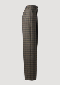 Anzughose kariert aus feiner Wolle in schwarz und braun für Damen von Designer Stefan Eckert. Erhältlich in Hamburg, London, New York, London und Paris. Suit pants checked made of fine wool in black and brown for women by designer Stefan Eckert. Available in Hamburg, London, New York, London and Paris.