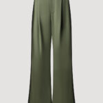 Weite Hose im Smoking Style. Anzughose Khaki mit Seitenstreifen aus feiner Wolle für Damen von Designer Stefan Eckert. Erhältlich in Hamburg, London, New York, London und Paris. Suit pants khaki with side stripes made of fine wool for women by designer Stefan Eckert. Available in Hamburg, London, New York, London and Paris.