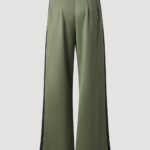 Anzughose Khaki mit Seitenstreifen aus feiner Wolle für Damen von Designer Stefan Eckert. Erhältlich in Hamburg, London, New York, London und Paris. Suit pants khaki with side stripes made of fine wool for women by designer Stefan Eckert. Available in Hamburg, London, New York, London and Paris.