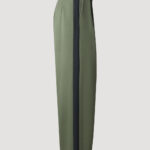 Anzughose Khaki mit Seitenstreifen aus feiner Wolle für Damen von Designer Stefan Eckert. Erhältlich in Hamburg, London, New York, London und Paris. Suit pants khaki with side stripes made of fine wool for women by designer Stefan Eckert. Available in Hamburg, London, New York, London and Paris.