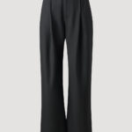 Anzughose schwarz aus feiner Wolle für Damen von Designer Stefan Eckert. Erhältlich in Hamburg, London, New York, London und Paris. Suit pants black made of fine wool for women by designer Stefan Eckert. Available in Hamburg, London, New York, London and Paris.