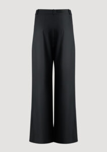 Anzughose schwarz aus feiner Wolle für Damen von Designer Stefan Eckert. Erhältlich in Hamburg, London, New York, London und Paris. Suit pants black made of fine wool for women by designer Stefan Eckert. Available in Hamburg, London, New York, London and Paris.