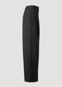 Anzughose schwarz aus feiner Wolle für Damen von Designer Stefan Eckert. Erhältlich in Hamburg, London, New York, London und Paris. Suit pants black made of fine wool for women by designer Stefan Eckert. Available in Hamburg, London, New York, London and Paris.