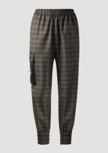Karo Jogger Pants für Damen mit Gummizug und Leder-Seitentasche mit Logo-Stickerei von Designer Stefan Eckert. Gefertigt aus feiner Wolle. Erhältlich in Hamburg, London, New York, London und Paris. Checked jogger pants for women with elastic waistband and leather side pocket with logo embroidery by designer Stefan Eckert. Made of fine wool. Available in Hamburg, London, New York, London and Paris.