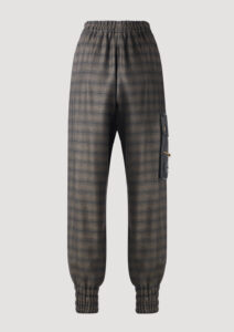 Karo Jogger Pants für Damen mit Gummizug und Leder-Seitentasche mit Logo-Stickerei von Designer Stefan Eckert. Gefertigt aus feiner Wolle. Erhältlich in Hamburg, London, New York, London und Paris. Checked jogger pants for women with elastic waistband and leather side pocket with logo embroidery by designer Stefan Eckert. Made of fine wool. Available in Hamburg, London, New York, London and Paris.