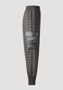 Karo Jogger Pants für Damen mit Gummizug und Leder-Seitentasche mit Logo-Stickerei von Designer Stefan Eckert. Gefertigt aus feiner Wolle. Erhältlich in Hamburg, London, New York, London und Paris. Checked jogger pants for women with elastic waistband and leather side pocket with logo embroidery by designer Stefan Eckert. Made of fine wool. Available in Hamburg, London, New York, London and Paris.