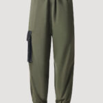 Jogger Pants Khaki für Damen mit Gummizug und Leder-Seitentasche mit Logo-Stickerei von Designer Stefan Eckert. Erhältlich in Hamburg, London, New York, London und Paris. Jogger pants khaki for women with elastic waistband and leather side pocket with logo embroidery by designer Stefan Eckert. Available in Hamburg, London, New York, London and Paris.