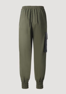 Jogger Pants Khaki für Damen mit Gummizug und Leder-Seitentasche mit Logo-Stickerei von Designer Stefan Eckert. Erhältlich in Hamburg, London, New York, London und Paris. Jogger pants khaki for women with elastic waistband and leather side pocket with logo embroidery by designer Stefan Eckert. Available in Hamburg, London, New York, London and Paris.