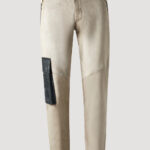 Velours-Lederhose für Herren von Designer Stefan Eckert in beige-schwarz. Gefertigt aus hochwertigem Stretch-Lammleder. Erhältlich in Hamburg, New York, London, Paris und Mailand. Velour leather pants for men by designer Stefan Eckert in beige-black. Made of high quality stretch lamb leather. Available in Hamburg, New York, London, Paris and Milan.