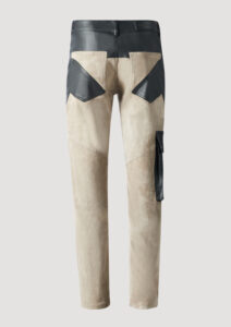 Velours-Lederhose für Herren von Designer Stefan Eckert in beige-schwarz. Gefertigt aus hochwertigem Stretch-Lammleder. Erhältlich in Hamburg, New York, London, Paris und Mailand. Velour leather pants for men by designer Stefan Eckert in beige-black. Made of high quality stretch lamb leather. Available in Hamburg, New York, London, Paris and Milan.
