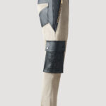 Velours-Lederhose für Herren von Designer Stefan Eckert in beige-schwarz. Gefertigt aus hochwertigem Stretch-Lammleder. Erhältlich in Hamburg, New York, London, Paris und Mailand. Velour leather pants for men by designer Stefan Eckert in beige-black. Made of high quality stretch lamb leather. Available in Hamburg, New York, London, Paris and Milan.