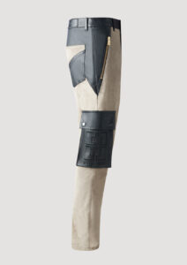 Velours-Lederhose für Herren von Designer Stefan Eckert in beige-schwarz. Gefertigt aus hochwertigem Stretch-Lammleder. Erhältlich in Hamburg, New York, London, Paris und Mailand. Velour leather pants for men by designer Stefan Eckert in beige-black. Made of high quality stretch lamb leather. Available in Hamburg, New York, London, Paris and Milan.