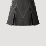 Monogram Jeans Faltenrock. Ausgestellter Jeansrock schwarz mit aufgesetzten Taschen und Falten von Designer Stefan Eckert. Erhältlich in Hamburg, London, New York, London und Paris. Flared denim skirt black with patch pockets and pleats by designer Stefan Eckert. Available in Hamburg, London, New York, London and Paris.