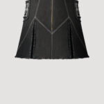 Ausgestellter Jeansrock schwarz mit aufgesetzten Taschen und Falten von Designer Stefan Eckert. Erhältlich in Hamburg, London, New York, London und Paris. Flared denim skirt black with patch pockets and pleats by designer Stefan Eckert. Available in Hamburg, London, New York, London and Paris.