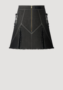 Ausgestellter Jeansrock schwarz mit aufgesetzten Taschen und Falten von Designer Stefan Eckert. Erhältlich in Hamburg, London, New York, London und Paris. Flared denim skirt black with patch pockets and pleats by designer Stefan Eckert. Available in Hamburg, London, New York, London and Paris.
