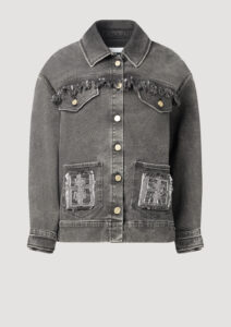 Monogram Oversize Jeansjacke mit Fransen für Damen in schwarz von Designer Stefan Eckert. Erhältlich in Hamburg, London, New York, London und Paris. Fringed denim jacket for women in black by designer Stefan Eckert. Available in Hamburg, London, New York, London and Paris.