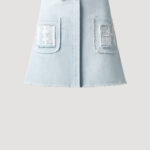 Monogram Minirock Vintageblau mit aufgesetzten Taschen und Gürtel von Designer Stefan Eckert. Erhältlich in Hamburg, London, New York, London und Paris. Denim skirt light blue with patch pockets and belt by designer Stefan Eckert. Available in Hamburg, London, New York, London and Paris.