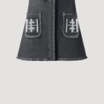 Monogram Minirock Schwarz mit aufgesetzten Taschen und Gürtel von Designer Stefan Eckert. Erhältlich in Hamburg, London, New York, London und Paris. Denim skirt black with patch pockets and belt by designer Stefan Eckert. Available in Hamburg, London, New York, London and Paris.