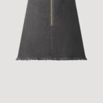 Jeansrock schwarz mit aufgesetzten Taschen und Gürtel von Designer Stefan Eckert. Erhältlich in Hamburg, London, New York, London und Paris. Denim skirt black with patch pockets and belt by designer Stefan Eckert. Available in Hamburg, London, New York, London and Paris.