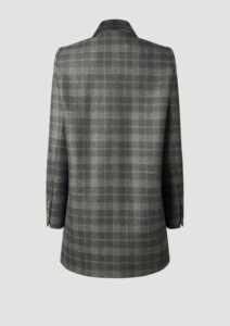 Doppelreihiger Blazer für Damen aus karierter feiner Wolle in grau und schwarz mit geflochtenem Lederkragen von Designer Stefan Eckert. Erhältlich in Hamburg, London, New York, London und Paris. Double-breasted blazer for women in checked fine wool in gray and black with braided leather collar by designer Stefan Eckert. Available in Hamburg, London, New York, London and Paris.