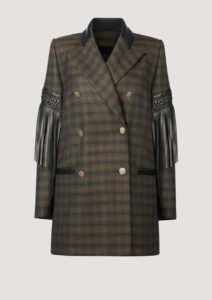 Bonnie Blazer mit Leder-Fransen, Doppelreihiger Blazer für Damen aus karierter feiner Wolle mit geflochtenem Lederkragen und Lederfransen von Designer Stefan Eckert. Erhältlich in Hamburg, London, New York, London und Paris. Double-breasted blazer for women in checked fine wool with braided leather collar and leather fringe by designer Stefan Eckert. Available in Hamburg, London, New York, London and Paris.