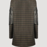 Doppelreihiger Blazer für Damen aus karierter feiner Wolle mit geflochtenem Lederkragen und Lederfransen von Designer Stefan Eckert. Erhältlich in Hamburg, London, New York, London und Paris. Double-breasted blazer for women in checked fine wool with braided leather collar and leather fringe by designer Stefan Eckert. Available in Hamburg, London, New York, London and Paris.