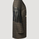 Doppelreihiger Blazer für Damen aus karierter feiner Wolle mit geflochtenem Lederkragen und Lederfransen von Designer Stefan Eckert. Erhältlich in Hamburg, London, New York, London und Paris. Double-breasted blazer for women in checked fine wool with braided leather collar and leather fringe by designer Stefan Eckert. Available in Hamburg, London, New York, London and Paris.