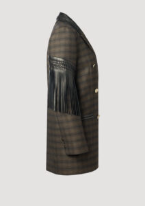 Doppelreihiger Blazer für Damen aus karierter feiner Wolle mit geflochtenem Lederkragen und Lederfransen von Designer Stefan Eckert. Erhältlich in Hamburg, London, New York, London und Paris. Double-breasted blazer for women in checked fine wool with braided leather collar and leather fringe by designer Stefan Eckert. Available in Hamburg, London, New York, London and Paris.