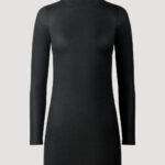 Kleid aus Merinowolle von Designer Stefan Eckert. Erhältlich in Hamburg, New York, London, Paris und Mailand. Dress in merino wool by designer Stefan Eckert. Available in Hamburg, New York, London, Paris and Milan.