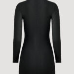 Kleid aus Merinowolle von Designer Stefan Eckert. Erhältlich in Hamburg, New York, London, Paris und Mailand. Dress in merino wool by designer Stefan Eckert. Available in Hamburg, New York, London, Paris and Milan.