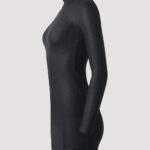 Kleid aus Merinowolle von Designer Stefan Eckert. Erhältlich in Hamburg, New York, London, Paris und Mailand. Dress in merino wool by designer Stefan Eckert. Available in Hamburg, New York, London, Paris and Milan.