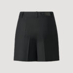 Kurze Anzughose aus Wolle mit Bügelfalte von Designer Stefan Eckert. Erhältlich in Hamburg, London, New York, Paris und Mailand. Wool short suit trousers with crease by designer Stefan Eckert. Available in Hamburg, London, New York, Paris and Milan.