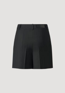 Kurze Anzughose aus Wolle mit Bügelfalte von Designer Stefan Eckert. Erhältlich in Hamburg, London, New York, Paris und Mailand. Wool short suit trousers with crease by designer Stefan Eckert. Available in Hamburg, London, New York, Paris and Milan.