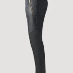 Luxus Lederhose Herren aus Stretch-Lammleder von Designer Stefan Eckert. Erhältlich in Hamburg, Paris, New York und London. Leather pants men from stretch lamb leather by designer Stefan Eckert. Available in Hamburg, Paris, New York and London.
