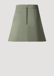 Rock mit Lederapplikationen in khaki von Designer Stefan Eckert. Erhältlich in Hamburg, London, New York, London und Paris. Skirt with leather applications in khaki by designer Stefan Eckert. Available in Hamburg, London, New York, London and Paris.