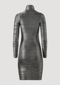 Plisseekleid von Designer Stefan Eckert aus elastischem und leichtem Polyamid. Erhältlich in Hamburg, London, New York, London und Paris. Pleated dress by designer Stefan Eckert made of elastic and lightweight polyamide. Available in Hamburg, London, New York, London and Paris.