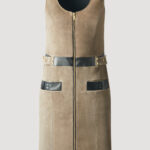 Mini Lederkleid Velours mit Nappa Lammledergürtel und Goldnieten von Designer Stefan Eckert. Erhältlich in Hamburg, London, New York, London und Paris. Suede dress with nappa lambskin belt and gold studs by designer Stefan Eckert. Available in Hamburg, London, New York, London and Paris.