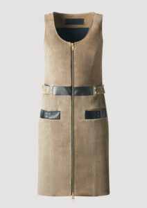 Mini Lederkleid Velours mit Nappa Lammledergürtel und Goldnieten von Designer Stefan Eckert. Erhältlich in Hamburg, London, New York, London und Paris. Suede dress with nappa lambskin belt and gold studs by designer Stefan Eckert. Available in Hamburg, London, New York, London and Paris.